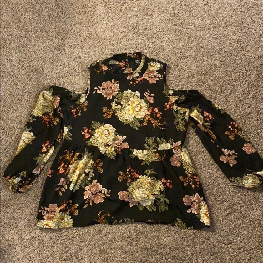 Bobeau Cold shoulder peplum top